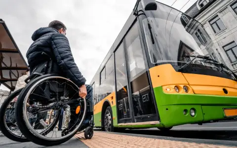 Czy opiekun osoby niepełnosprawnej płaci za bilet autobusowy? Sprawdź zasady