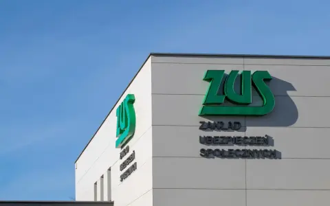 Budynek ZUS z zielonym logo. Tu dowiesz się, jak sprawdzić OFE zmarłego.