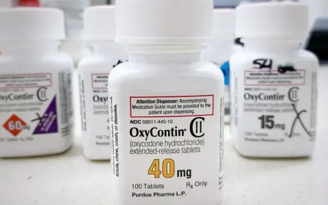Butelki leku OxyContin w różnych dawkach, na pierwszym planie butelka 40 mg.