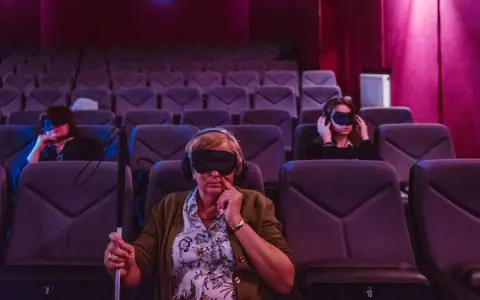 Filmy z audiodeskrypcją dla niewidomych - najlepsze platformy i tytuły