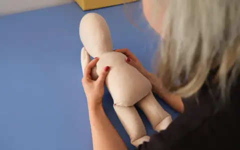 Obniżone napięcie mięśniowe: ile trwa rehabilitacja u dzieci?