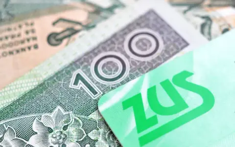 ZUS wspiera chorych na raka. Na zdjęciu polskie banknoty i zielona karta ZUS.