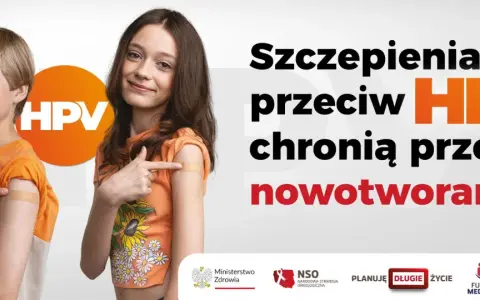 Dwoje dzieci z plastrami po szczepieniu HPV.
