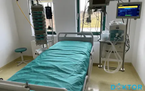 Łóżko szpitalne na oddziale intensywnej terapii z aparaturą medyczną.