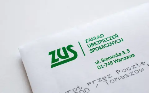 Koperta ZUS z adresem. Informacje o zasiłku pielęgnacyjnym a świadczeniu pielęgnacyjnym mogą być zawarte w korespondencji.