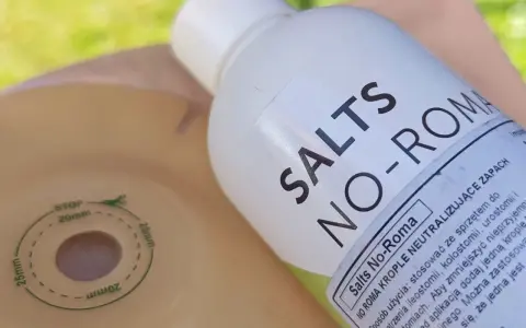 Butelka płynu "Salts No-Roma" i element stomijny z zaznaczonymi wymiarami.