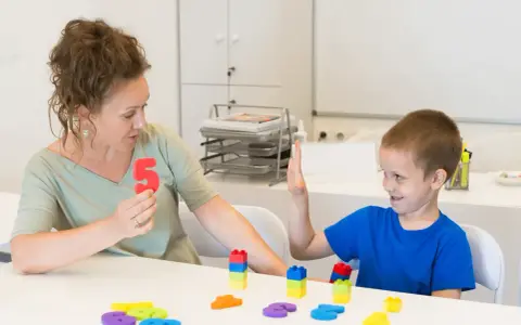 Pedagogika niesłyszących i niedosłyszących: kluczowe metody wsparcia