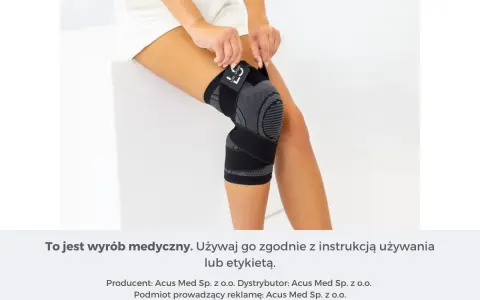 Kobieta zakłada czarną ortezę na kolano z szarymi wstawkami.