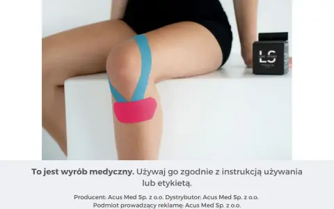 Kolano z naklejonymi plastrami kinesiotapingowymi w kolorze niebieskim i różowym.