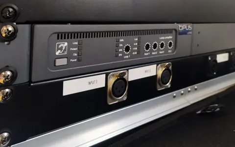 Wzmacniacz pętli indukcyjnej z wejściami XLR i wskaźnikami LED.