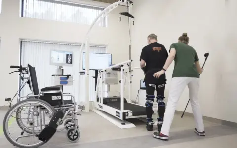 Ile trwa rehabilitacja po operacji guza mózgu? Oczekiwania i realia