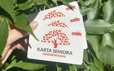 Karta Seniora z symbolem drzewa i napisem "Karta Seniora Ogólnopolska". Wygląda jak ważny dokument dla seniorów.