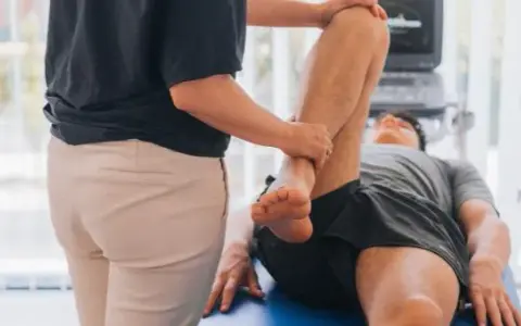 Skuteczna rehabilitacja na kolano po urazie - sprawdzone metody i ćwiczenia