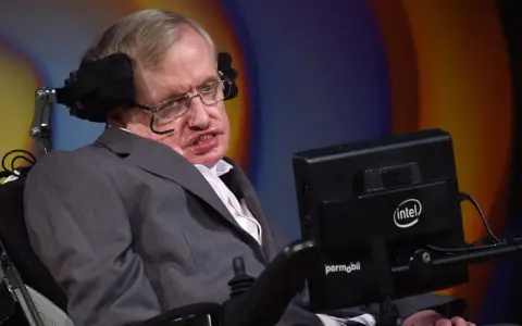 Stephen Hawking, mimo choroby, w fotelu z komputerem, który pomagał mu komunikować się ze światem.