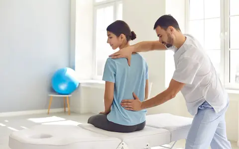 Jak długo trwa rehabilitacja po operacji kręgosłupa lędźwiowego? Oczekiwania i realia