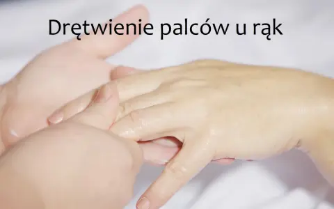 Delikatny masaż dłoni, który pomaga złagodzić drętwienie palców u rąk.