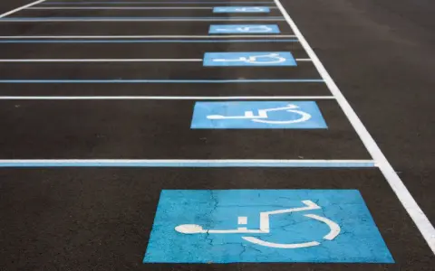 Jak wyrobić kartę parkingową dla niepełnosprawnych - krok po kroku