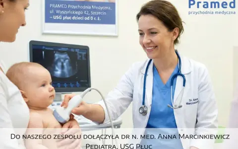 Lekarka wykonuje badanie USG płuc niemowlęciu.