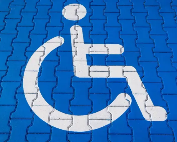 Czy karta parkingowa dla niepełnosprawnych obowiązuje w całej Polsce? Sprawdź zasady