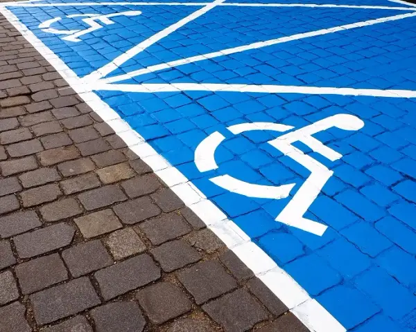 Czy miejsca parkingowe dla niepełnosprawnych są płatne? Zaskakujące zasady!