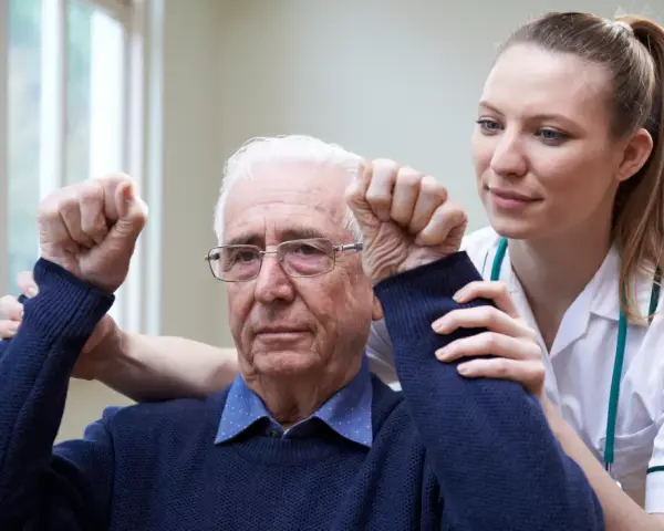 Jak długo trwa rehabilitacja po udarze w NFZ? Sprawdź szczegóły