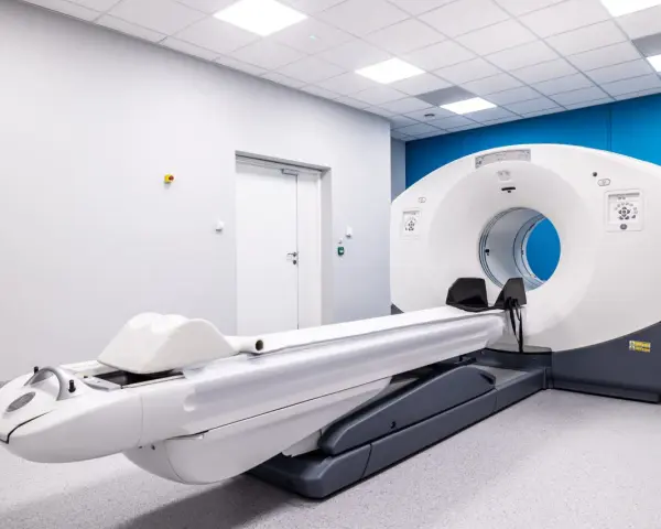 Nowoczesny aparat PET-CT w gabinecie diagnostycznym. Sprawdź, jaka jest badanie PET cena i umów się na wizytę.