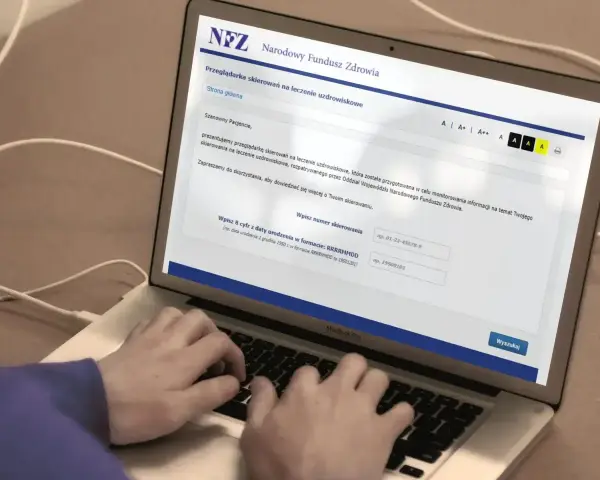 Laptop z otwartą stroną NFZ do wyszukiwania skierowań na leczenie uzdrowiskowe.