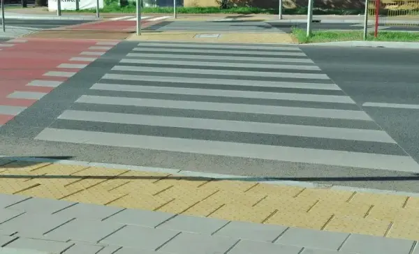 Pasy ostrzegawcze dla niewidomych: Jak poprawić bezpieczeństwo w przestrzeni publicznej