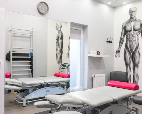 Gabinet rehabilitacyjny z łóżkami, drabinką i aparaturą do magnetoterapii. Dowiedz się, co to magnetoterapia i jak może pomóc w leczeniu.