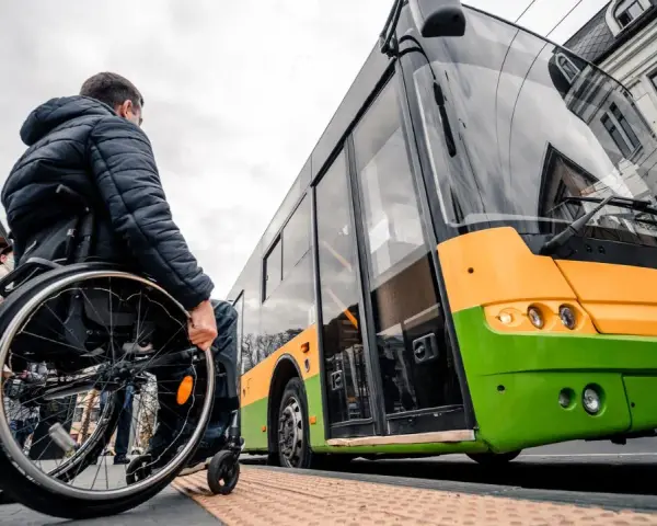 Czy opiekun osoby niepełnosprawnej płaci za bilet autobusowy? Sprawdź zasady