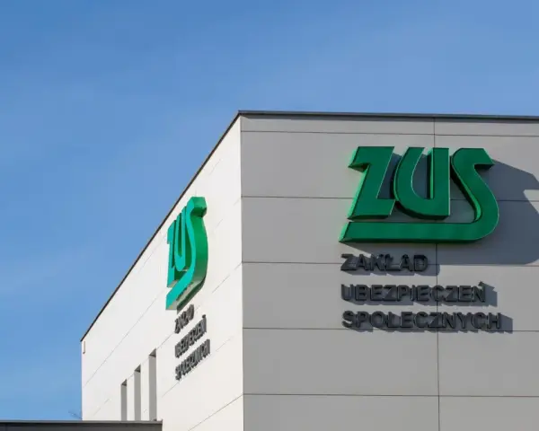 Budynek ZUS z zielonym logo. Tu dowiesz się, jak sprawdzić OFE zmarłego.