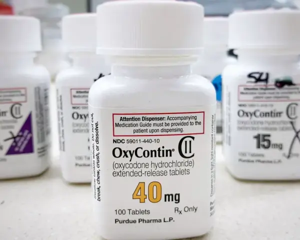 Butelki leku OxyContin w różnych dawkach, na pierwszym planie butelka 40 mg.
