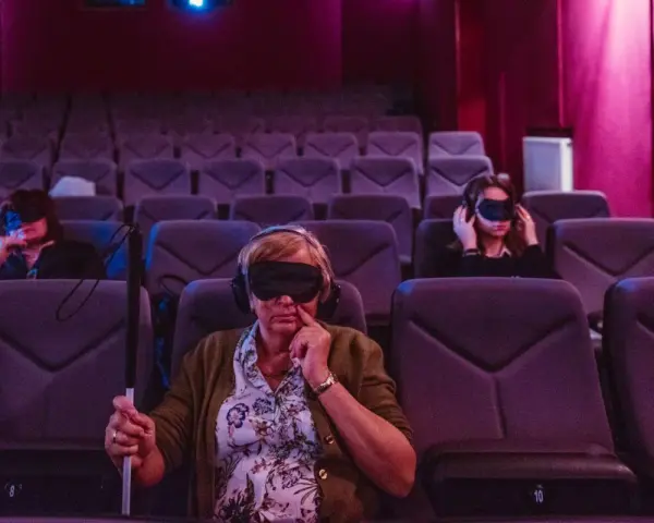 Filmy z audiodeskrypcją dla niewidomych - najlepsze platformy i tytuły