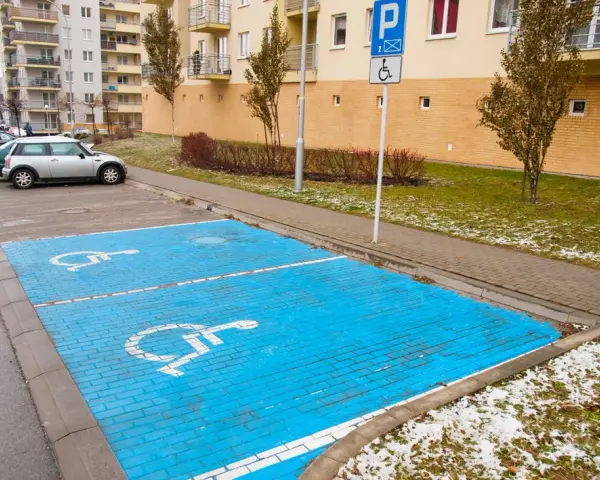Ile miejsc dla niepełnosprawnych? Sprawdź obowiązujące przepisy