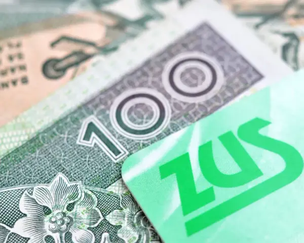 ZUS wspiera chorych na raka. Na zdjęciu polskie banknoty i zielona karta ZUS.