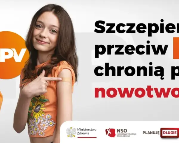 Dwoje dzieci z plastrami po szczepieniu HPV.