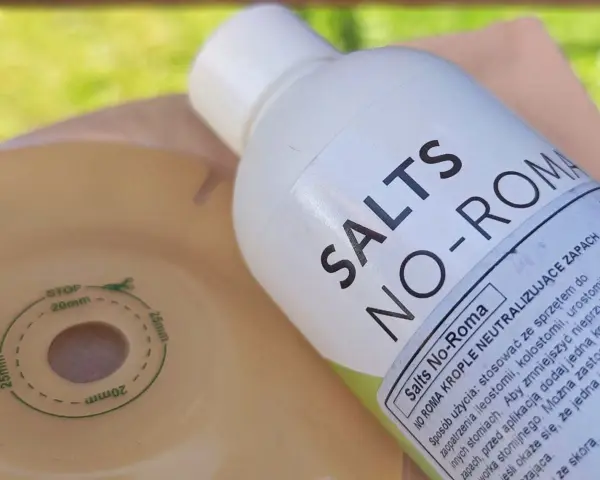 Butelka płynu "Salts No-Roma" i element stomijny z zaznaczonymi wymiarami.