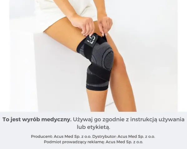 Kobieta zakłada czarną ortezę na kolano z szarymi wstawkami.