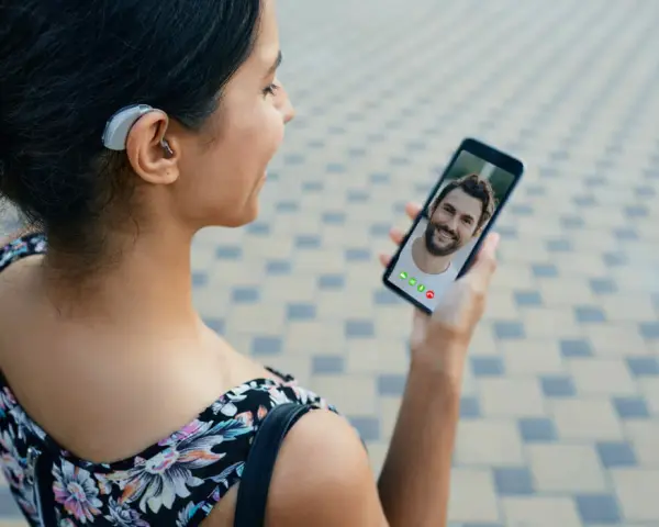 Telefony dla niesłyszących – najlepsze modele, które ułatwiają komunikację