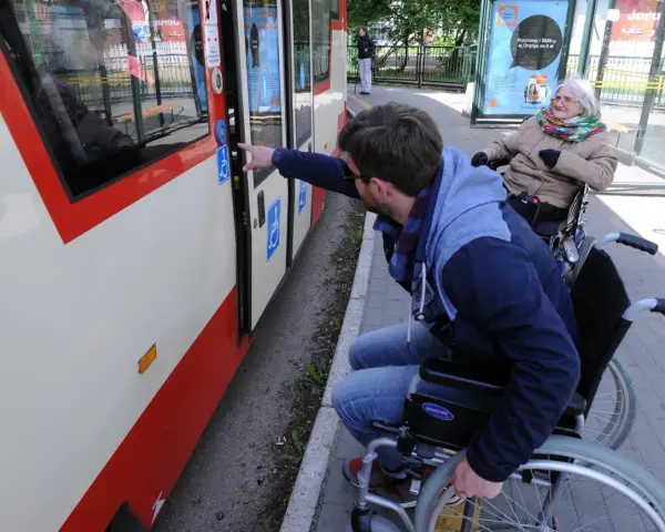 Czy wózek inwalidzki jest pojazdem? Poznaj ważne przepisy i prawa