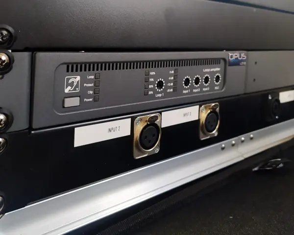 Wzmacniacz pętli indukcyjnej z wejściami XLR i wskaźnikami LED.