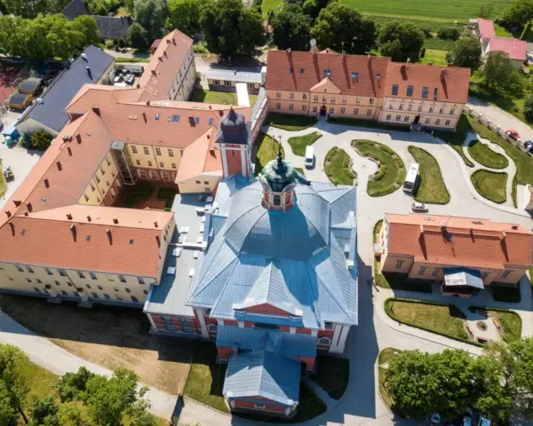 Wieś ze szkołą dla niewidomych: Owińska i Laski w jednym miejscu