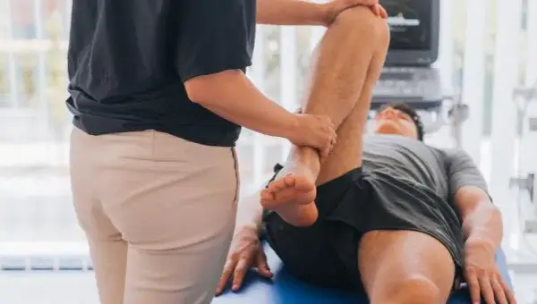 Skuteczna rehabilitacja na kolano po urazie - sprawdzone metody i ćwiczenia