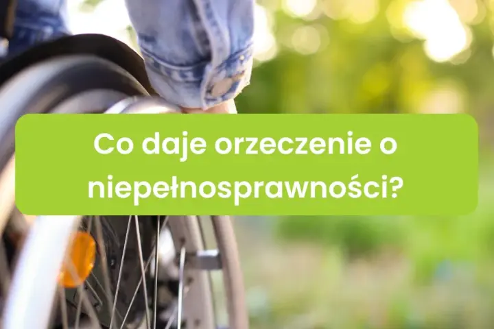 Fragment wózka inwalidzkiego i zielony prostokąt z tekstem "Co daje orzeczenie o niepełnosprawności?".