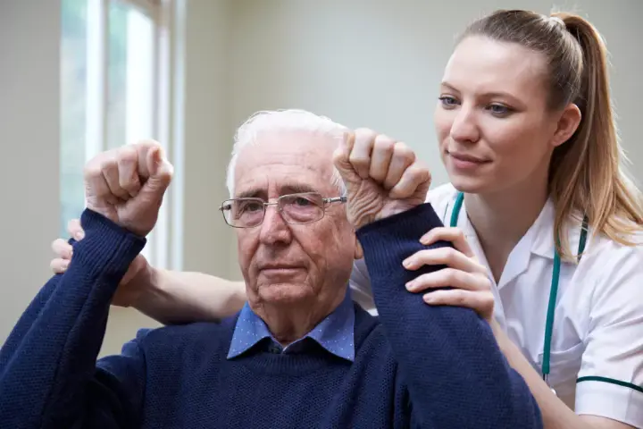 Jak długo trwa rehabilitacja po udarze w NFZ? Sprawdź szczegóły