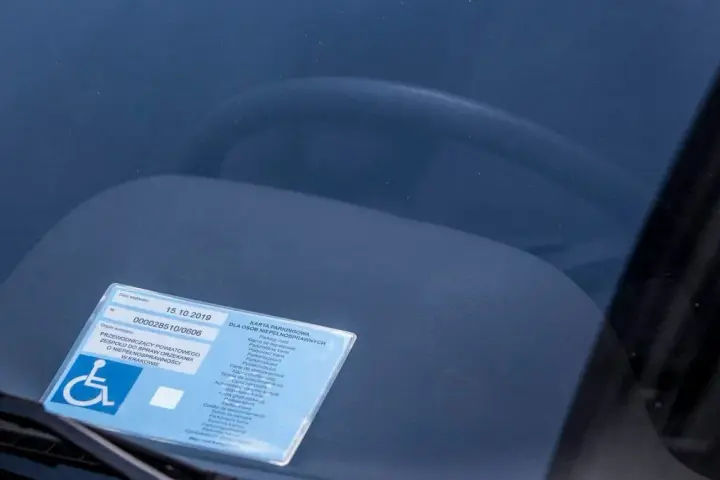 Czy parking dla niepełnosprawnych jest płatny? Sprawdź zasady w Krakowie