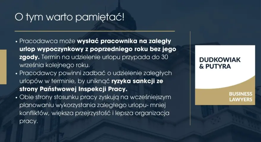 Fragment budynku z tekstem o urlopach zaległych i logo kancelarii prawniczej.