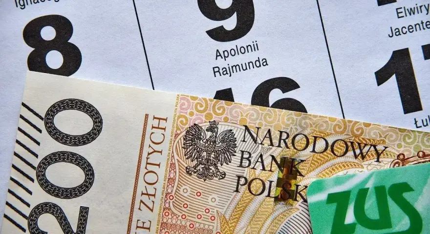 200 zł i zielona karta ZUS na tle kalendarza z datami. Może to być numer świadczenia ZUS.