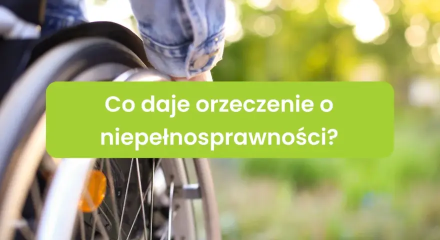 Fragment wózka inwalidzkiego i zielony prostokąt z tekstem "Co daje orzeczenie o niepełnosprawności?".