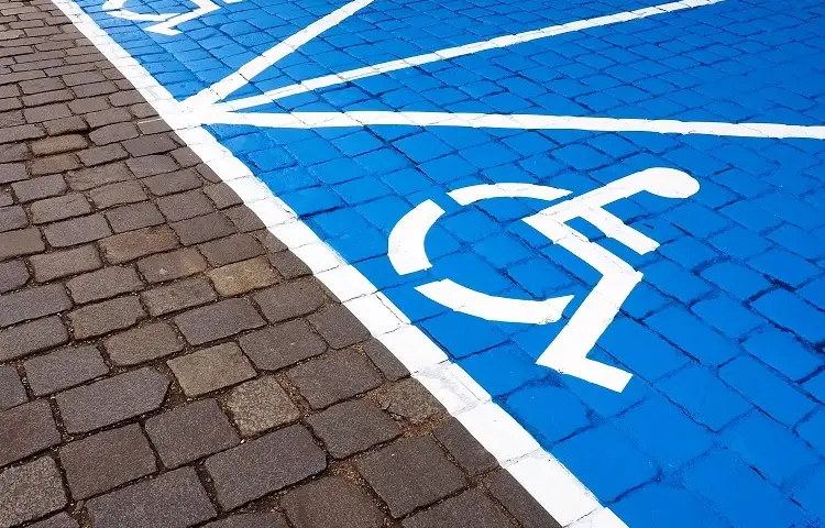 Czy miejsca parkingowe dla niepełnosprawnych są płatne? Zaskakujące zasady!